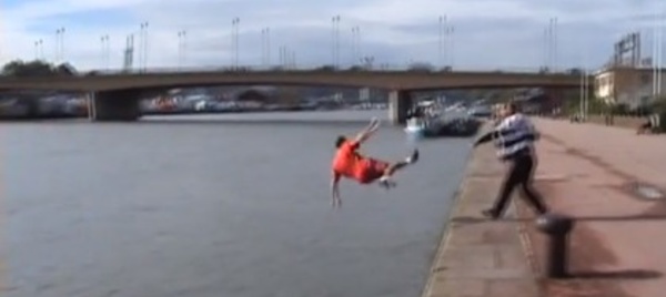 "Le pousseur des quais de Rouen" n'arrête pas de sévir ...sur Youtube