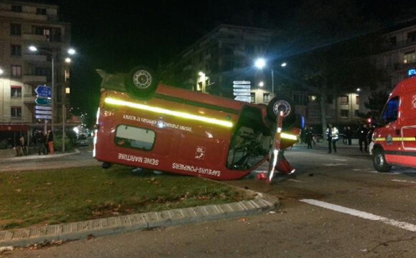 A Rouen, l'ambulance des pompiers termine son intervention sur le toit