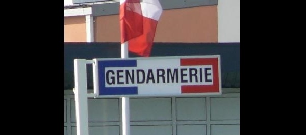 Il vient à la gendarmerie ivre au volant de sa voiture et alors que son permis est annulé