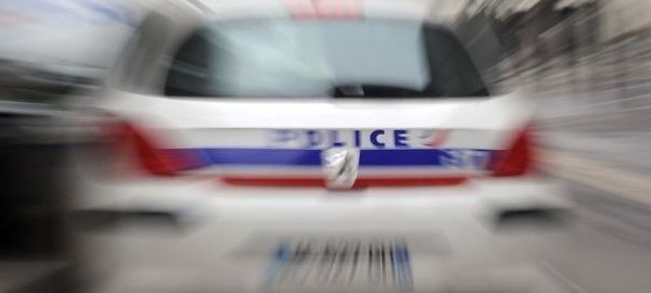 Course poursuite entre une voiture de police et ...une voiturette sans permis