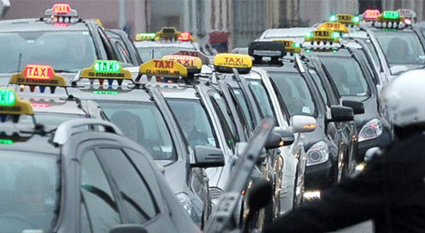 Manifestation des chauffeurs de taxis : barrages filtrants et cortèges en région parisienne