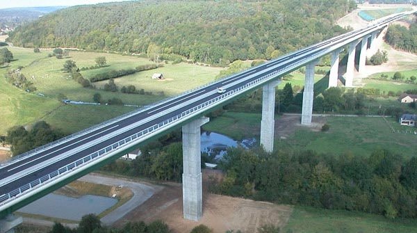 Suicide sur l'A28 dans l'Eure : Un automobiliste arrête sa voiture et se jette du viaduc de Brionne