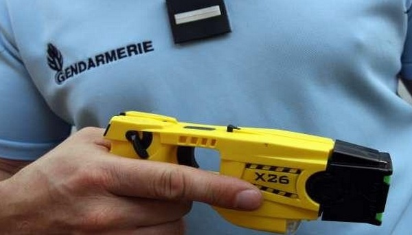 Pour le calmer, les gendarmes font usage de leur pistolet à impulsion électrique