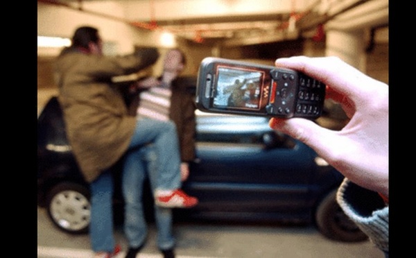 Louviers : L'un roue de coups un passant, l'autre filme avec son téléphone et poste la vidéo sur Facebook