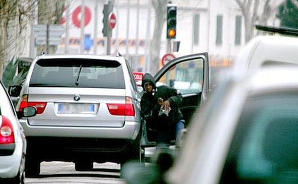 Fécamp : Il gaze une femme de 83 ans, vole le sac à main d'une automobiliste et tente de cambrioler un tabac