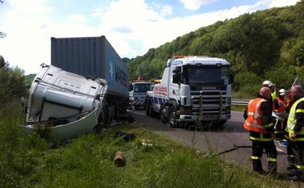 Le porte-conteneurs percute un engin d'élagage sur l'A131 : un blessé grave héliporté au Havre