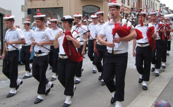 Concert du Bagad de Lann-Bihoué sur le village commando de Ouistreham ce vendredi soir 