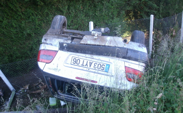 Le conducteur s'assoupit, sa voiture percute un pylône électrique et se retourne