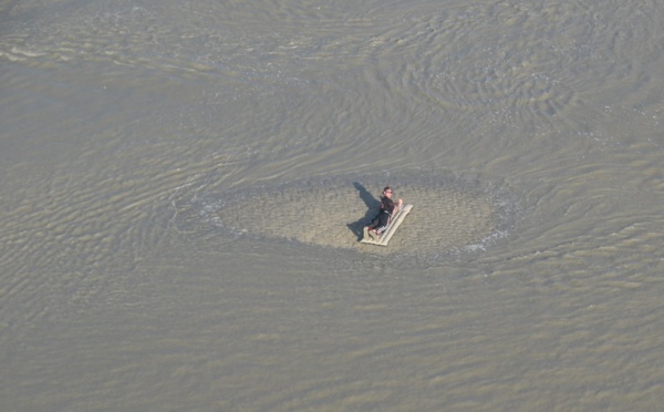 Une personne isolée par la marée hélitreuillée dans la baie du Mont Saint-Michel 