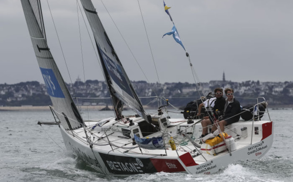 Tour de France à la voile : Bretagne Crédit Mutuel Elite remporte le côtier à Roscoff