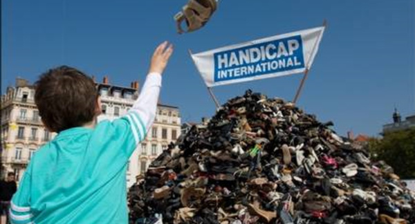 Pyramide des chaussures à Rouen : Handicap International ne désarme pas 