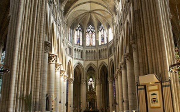 Il se prend pour Dieu : expulsé de la cathédrale de Rouen