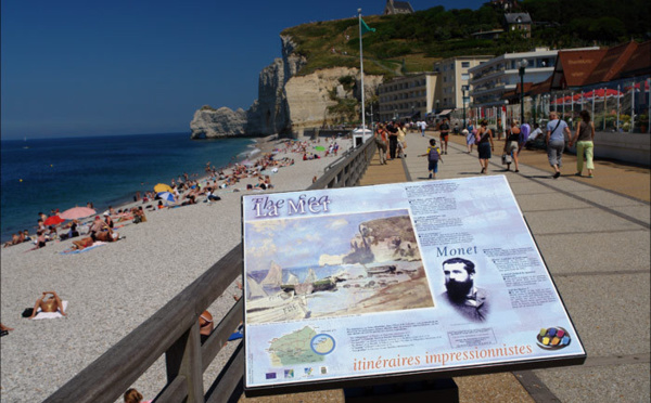 Le ministre de l'Intérieur, Bernard Cazeneuve, en visite à Etretat samedi 16 août