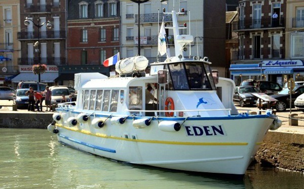 L'Eden, bateau promenade, remorqué par les sauveteurs en mer du Tréport après une panne de moteur