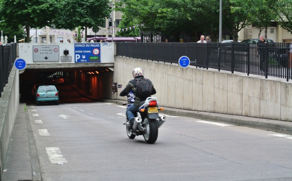 Rouen. La 206 glisse sur la chaussée mouillée dans un virage et se retourne dans le tunnel