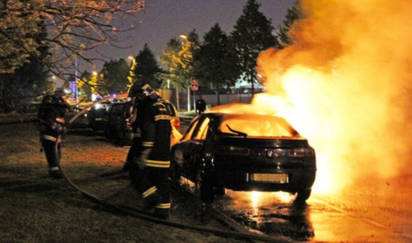 Deux incendiaires interpellés après une série de feux de voitures à Caen