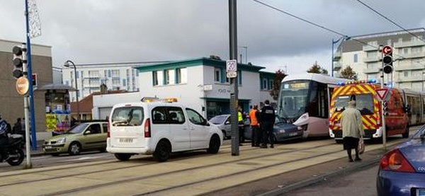 Sotteville-lès-Rouen. La Renault se met en travers du tramway : des dégâts, pas de blessé