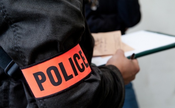 Rouen. Les voleurs de téléphones portables menacent deux jeunes gens avec une matraque télescopique