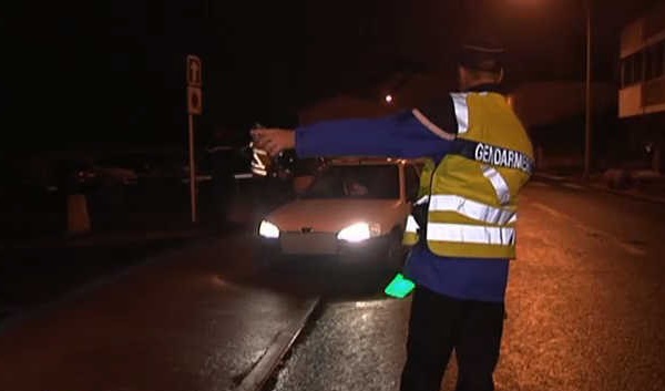 Eure. Déjà contrôlé trois fois la même nuit, le jeune conducteur force le barrage des gendarmes