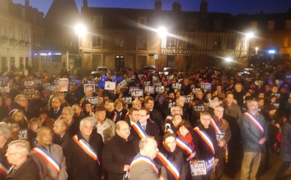 2 000 personnes rassemblées pour Charlie et Franck, ce soir à Bernay