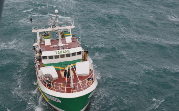 Evacuation sanitaire d'un marin blessé à une main au large de Barfleur