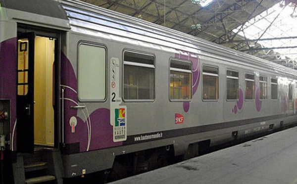 Pour un regard de travers, elle frappe deux voyageuses dans le train Paris - Rouen