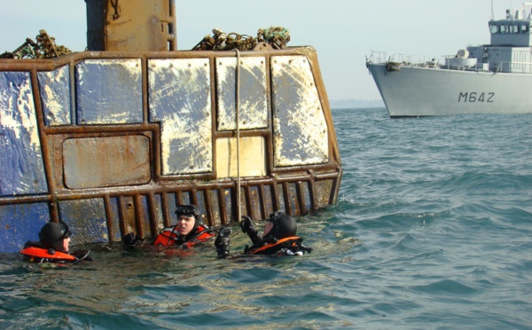 Des plongeurs de la Marine nationale au secours d'un chalutier à la dérive au large d'Antifer