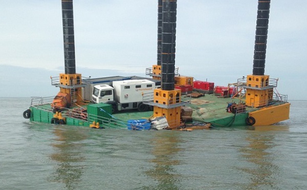 Une barge manque de chavirer devant le port de Calais : cinq personnes secourues