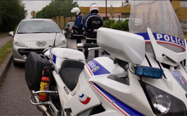 Au Havre, le conducteur refuse de s'arrêter à un contrôle. Rattrapé par les motards, il se rebelle 