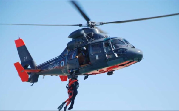 Un marin blessé évacué par l'hélicoptère de la Marine vers l'hôpital de Cherbourg 