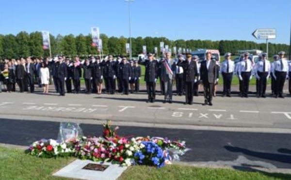 Une plaque dévoilée sur les lieux où une policière d'Evreux a trouvé la mort à Caen