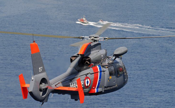 Évacuation par l'hélicoptère de la Marine d'un marin souffrant au large de Cherbourg