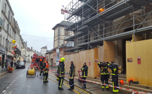 Incendies suspects dans deux églises de Seine-et-Marne : B. Cazeneuve fait part de son émotion