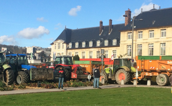 Rouen : les agriculteurs pique-niquent devant la préfecture avec fumier et pneus 