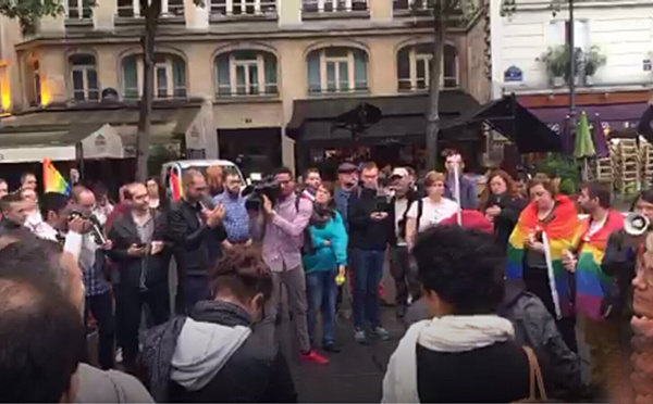 Des parisiens rendent hommage aux victimes de l'attaque d'Orlando (50 morts, 53 blessés)