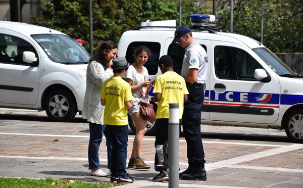 Rouen : 90 cartons jaunes distribués par des écoliers à des piétons en infraction 