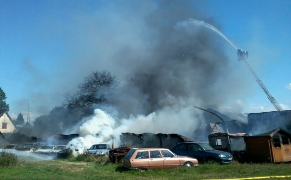 Eure : un garage automobile et une trentaine de véhicules détruits dans un incendie à Giverville