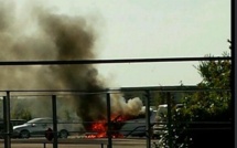 Une voiture en feu au péage de Heudebouville (Eure)