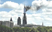 La flèche de la cathédrale de Rouen s’enflamme : des moyens importants mobilisés 