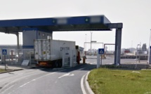 Un camion transportant 40 tonnes de bois se couche sur le port du Havre