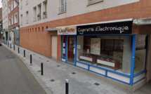 Au Havre, le cambrioleur casse la vitrine d'un magasin de cigarettes électroniques avec une boule de pétanque