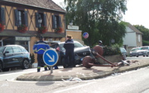 Perte de contrôle sur la N13 à Chaufour-lès-Bonnières : le véhicule arrache un lampadaire